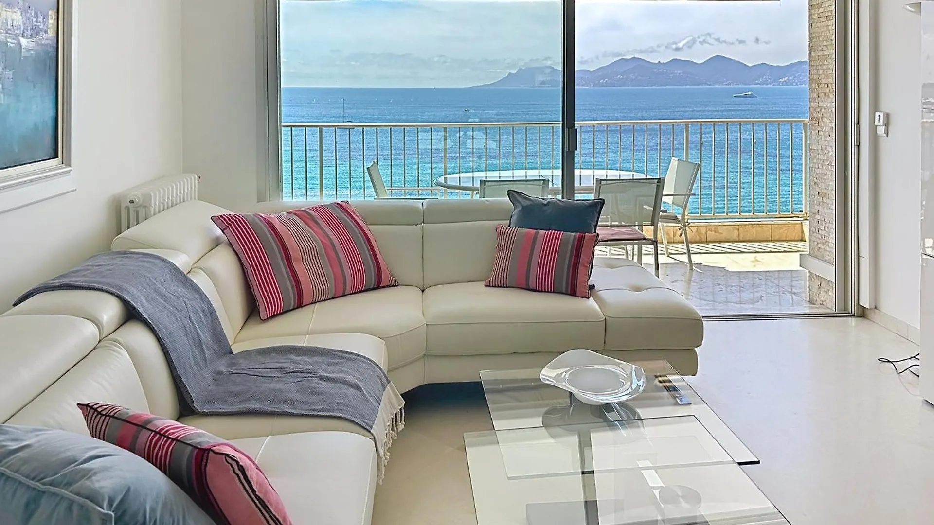 Beachfront 2-Bedroom Apartment With Balcony Cannes