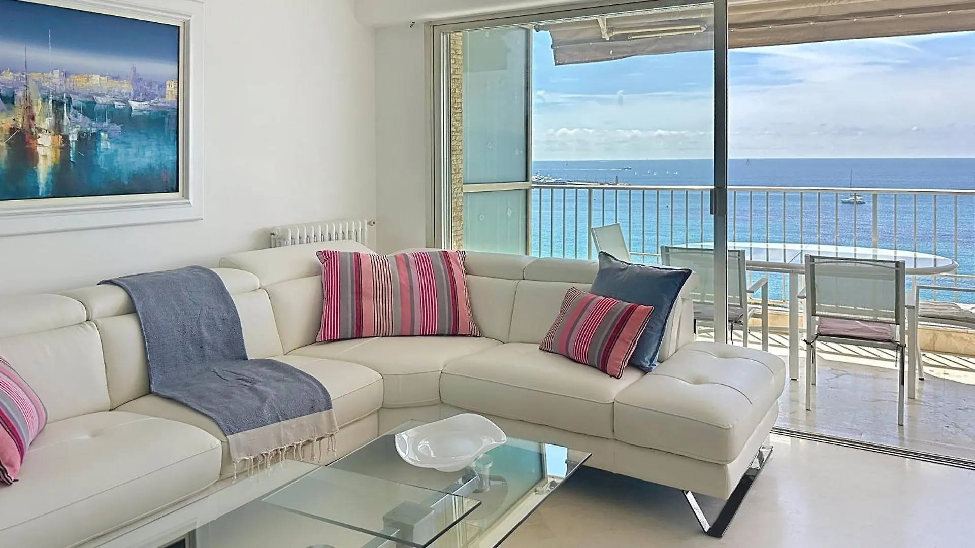 Beachfront 2-Bedroom Apartment With Balcony Cannes