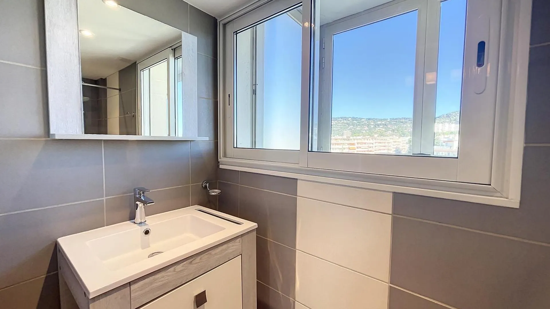 Beachfront 2-Bedroom Apartment With Balcony Cannes