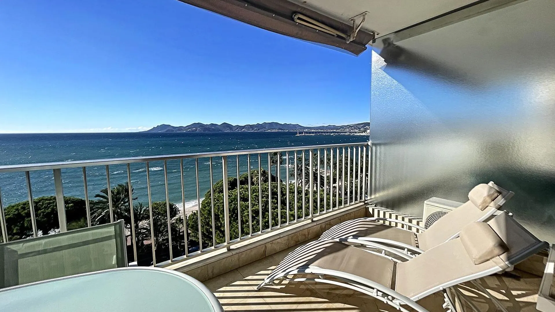 Beachfront 2-Bedroom Apartment With Balcony Cannes