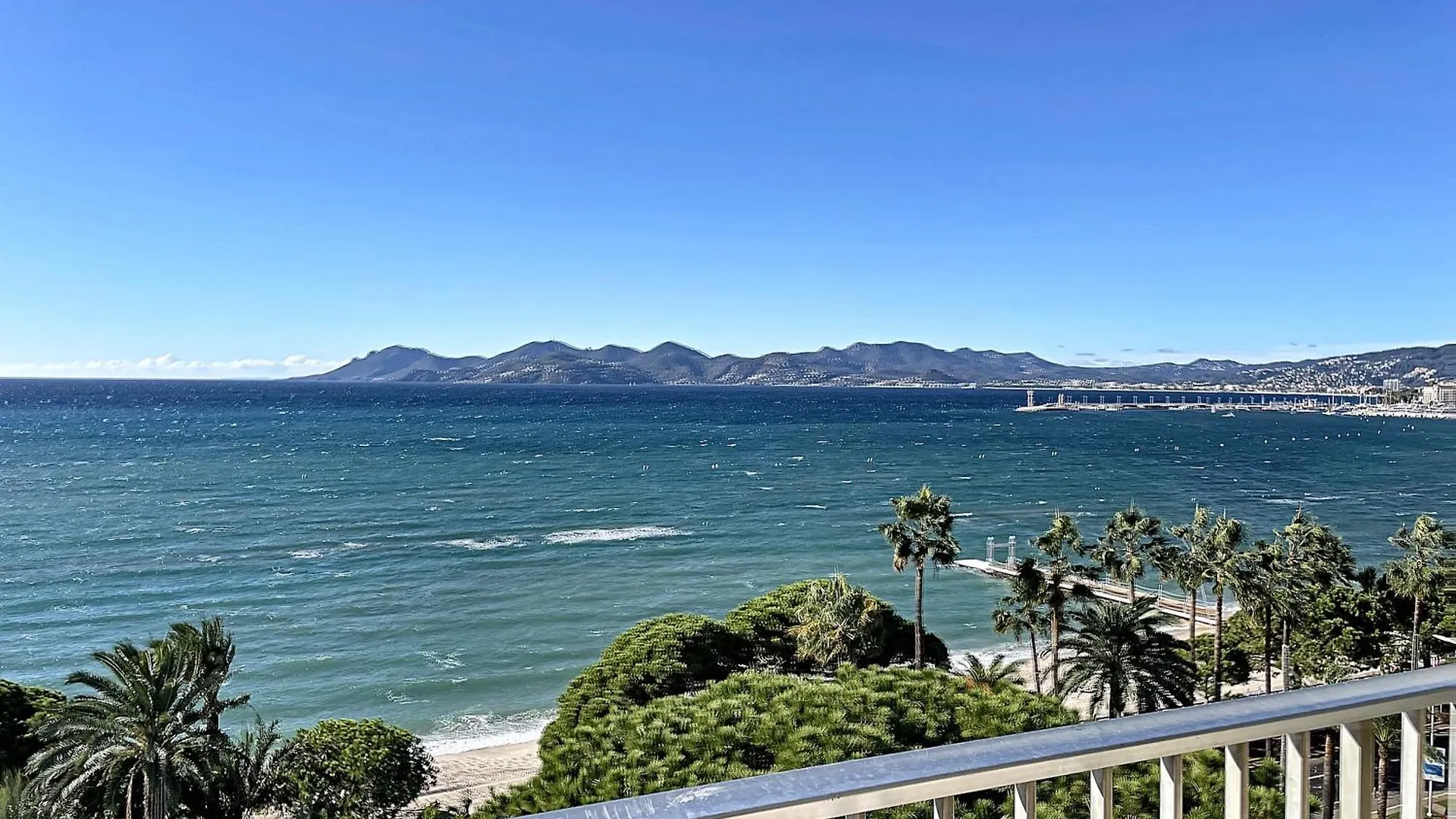 Beachfront 2-Bedroom Apartment With Balcony Cannes