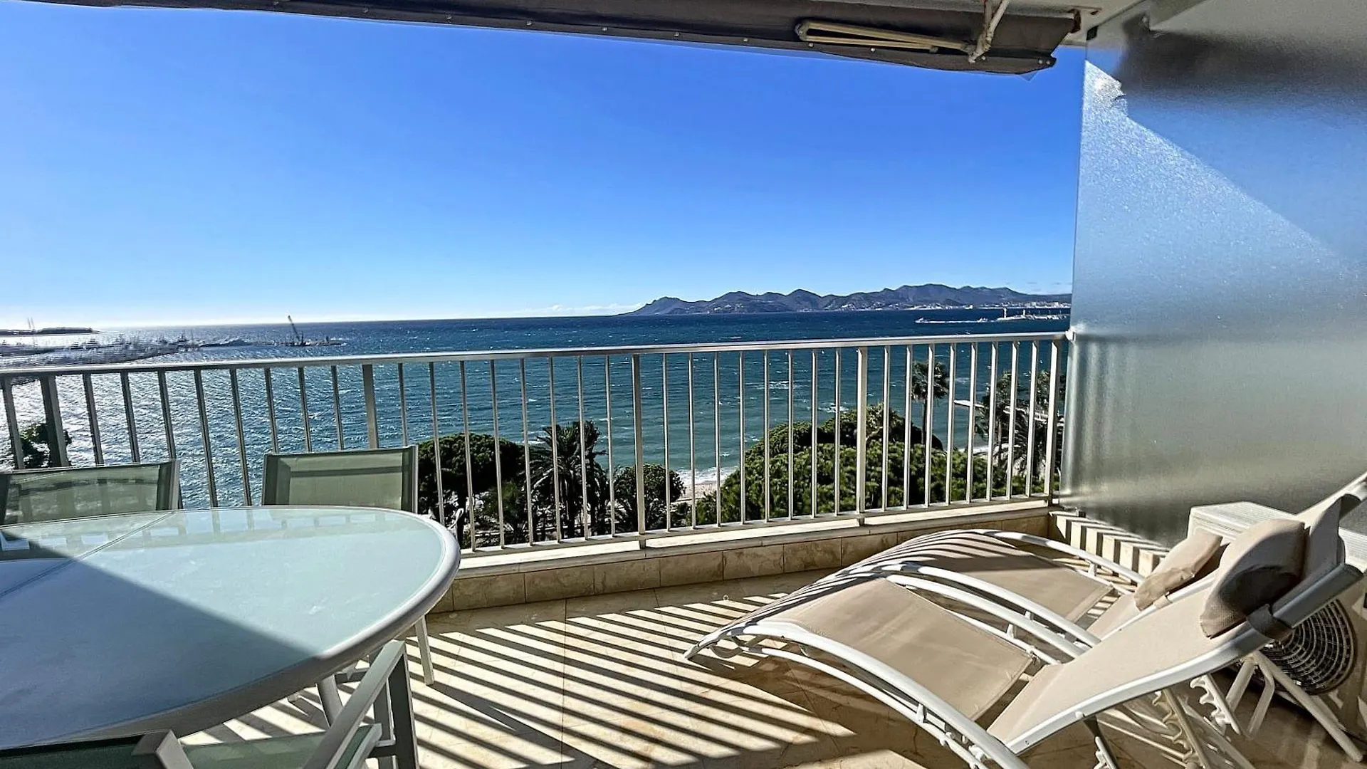 Beachfront 2-Bedroom Apartment With Balcony Cannes