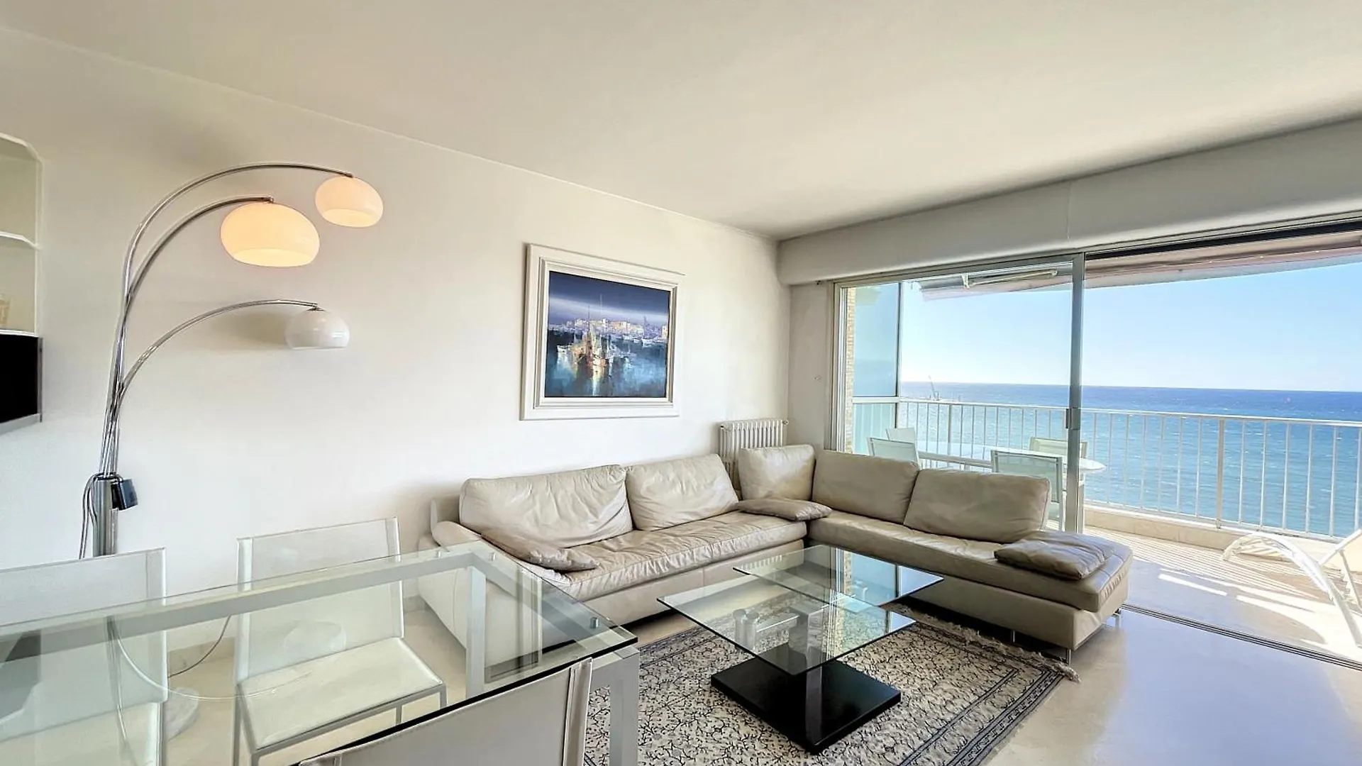 Beachfront 2-Bedroom Apartment With Balcony Cannes