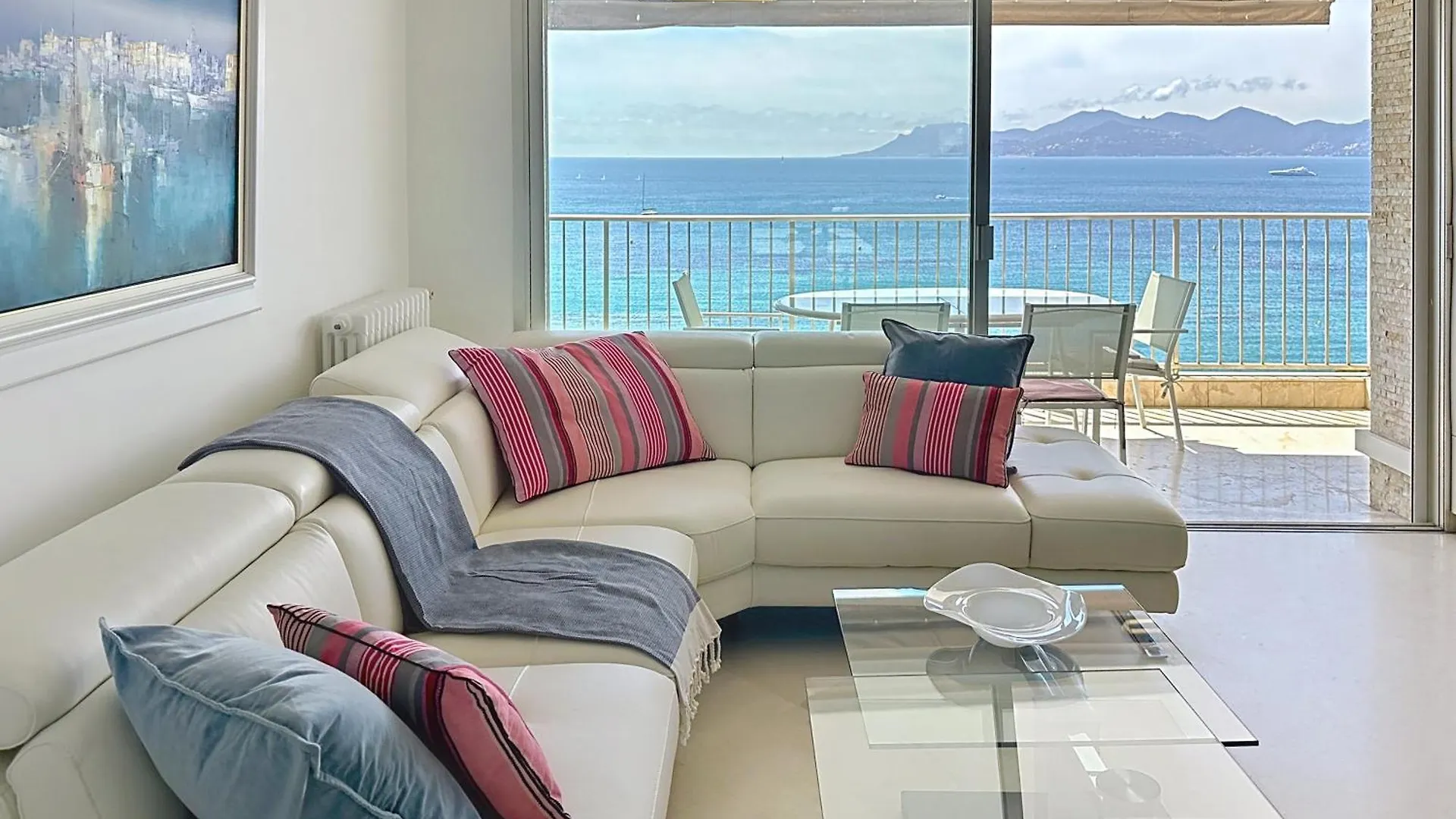 Beachfront 2-Bedroom Apartment With Balcony Cannes