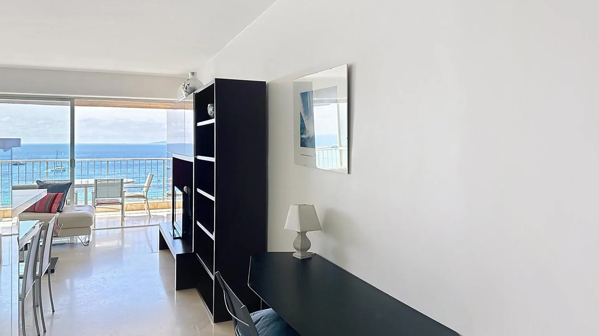 Beachfront 2-Bedroom Apartment With Balcony Cannes
