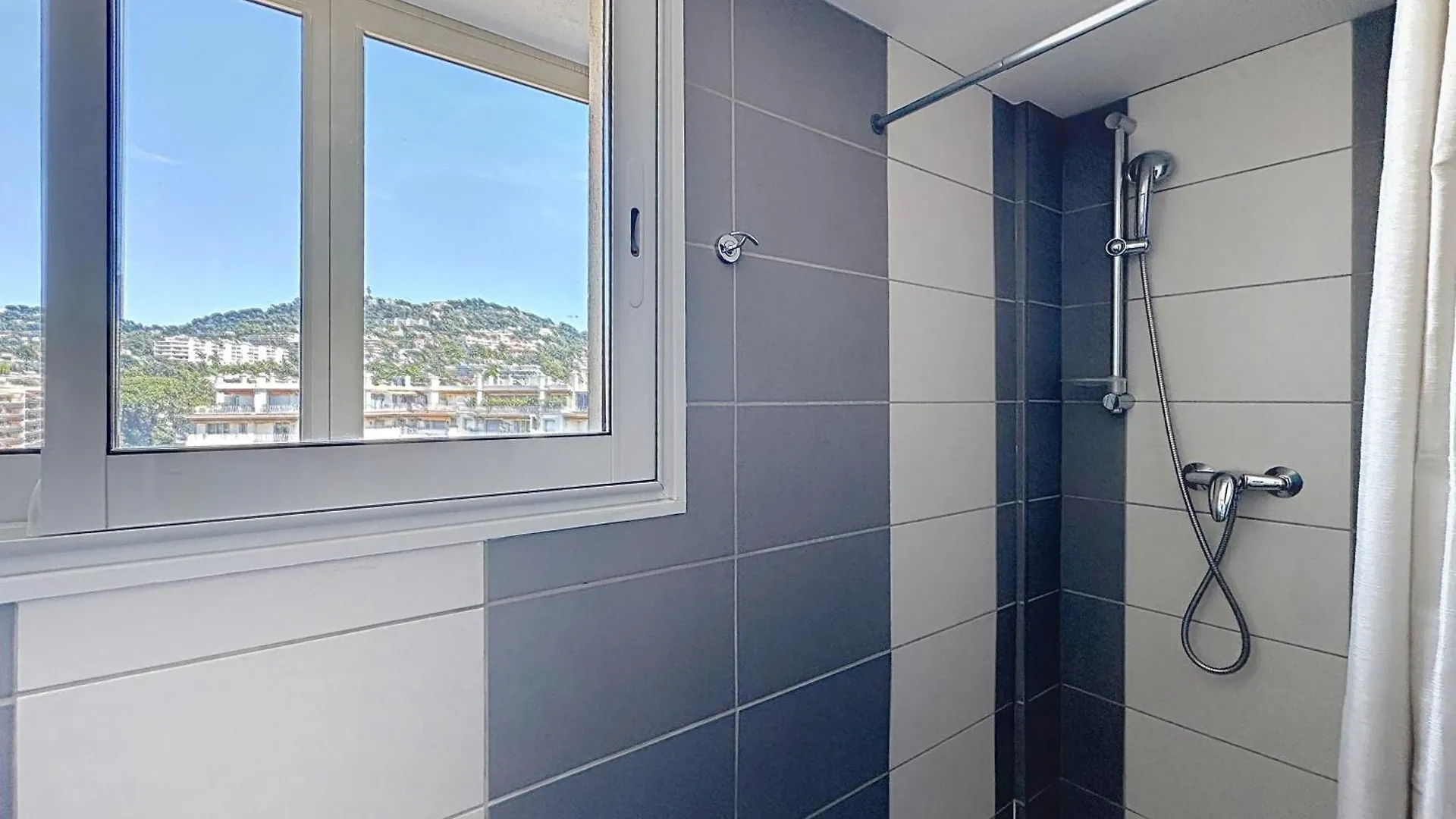 Beachfront 2-Bedroom Apartment With Balcony Cannes