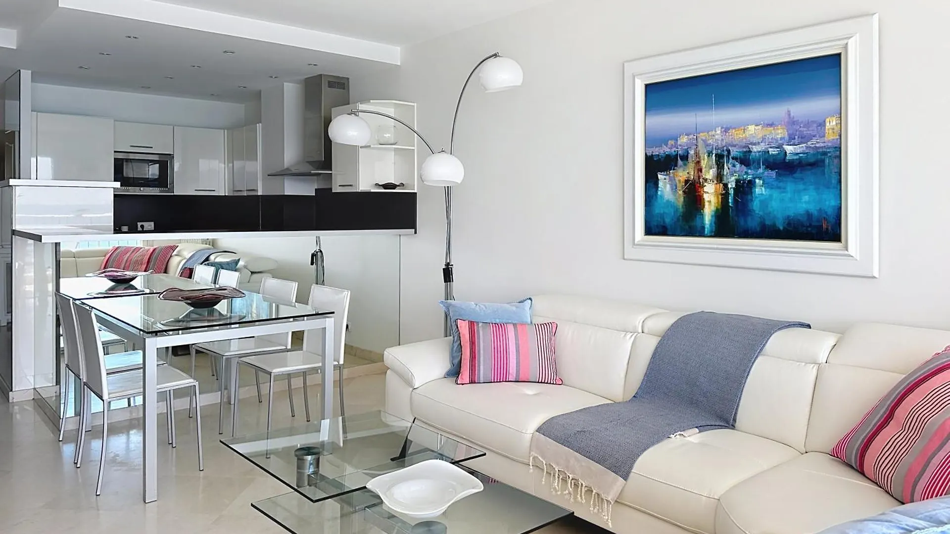 Beachfront 2-Bedroom Apartment With Balcony Cannes