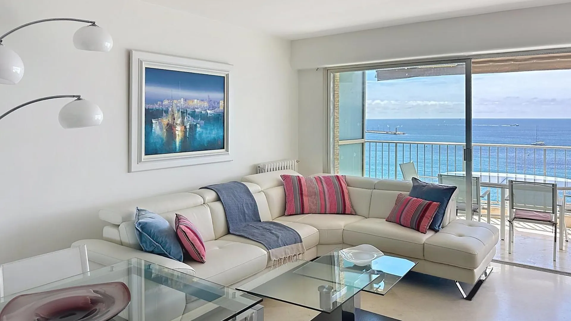 Beachfront 2-Bedroom Apartment With Balcony Cannes 0*,
