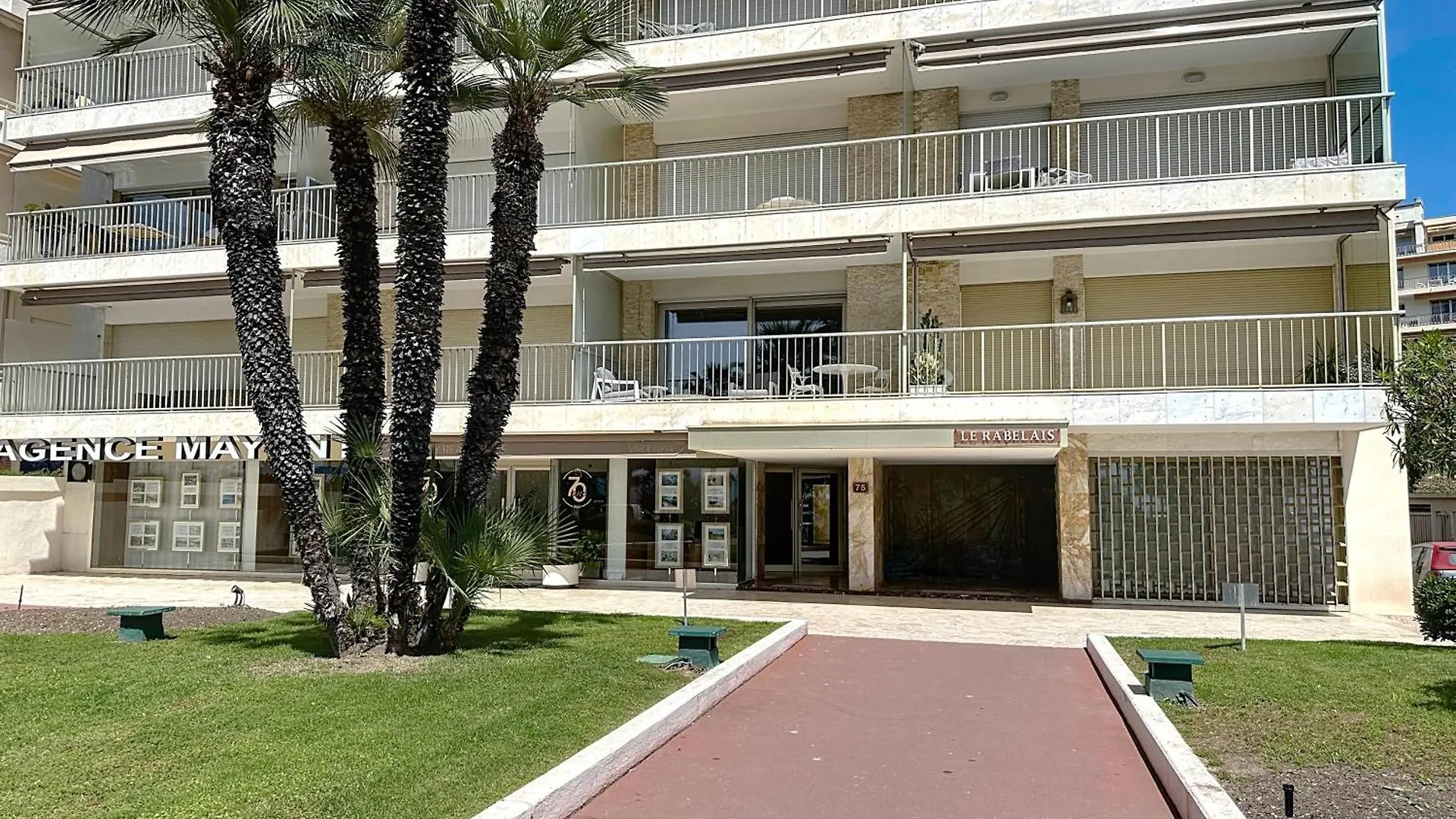 Beachfront 2-Bedroom Apartment With Balcony Cannes