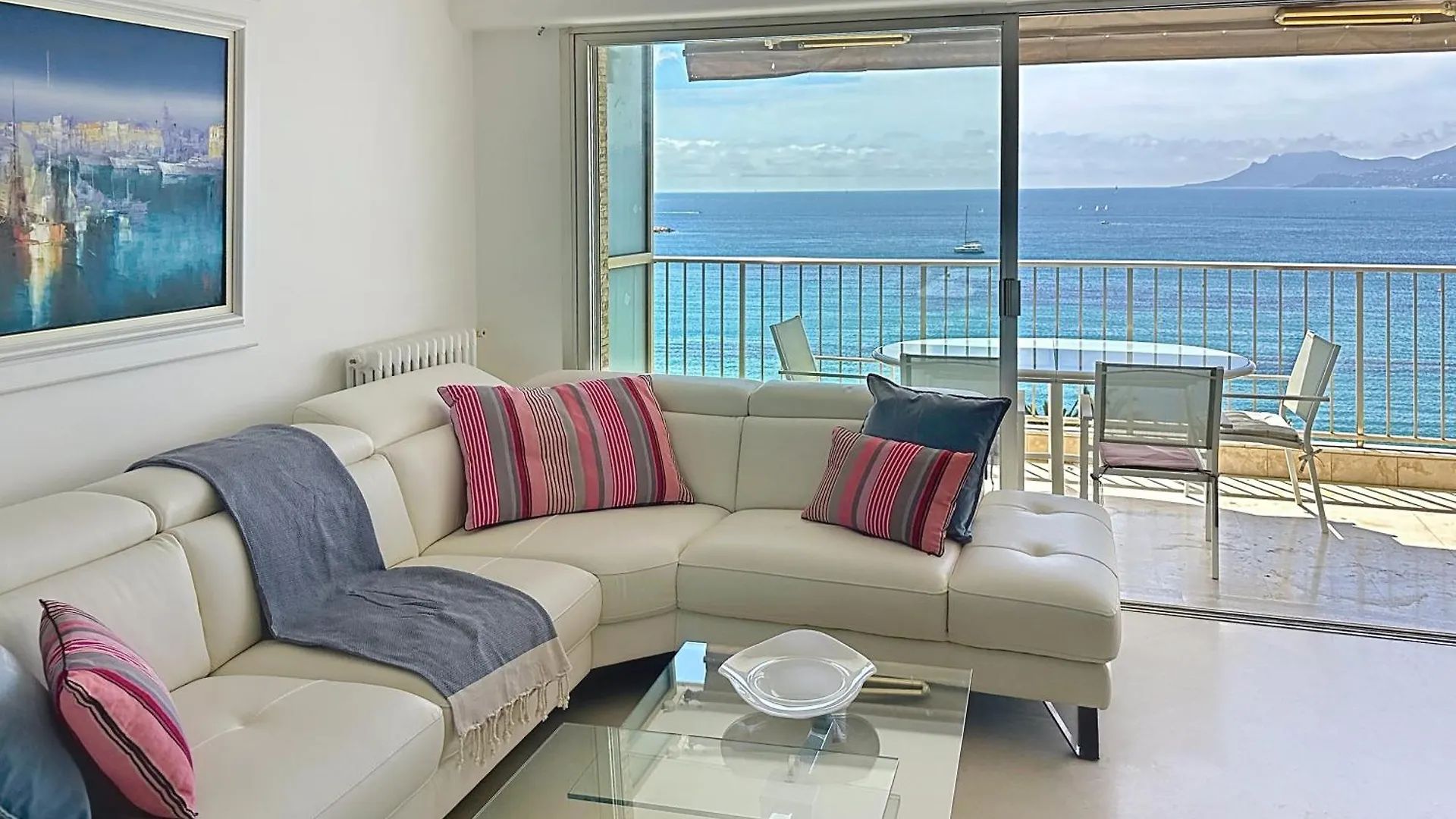 Beachfront 2-Bedroom Apartment With Balcony Cannes