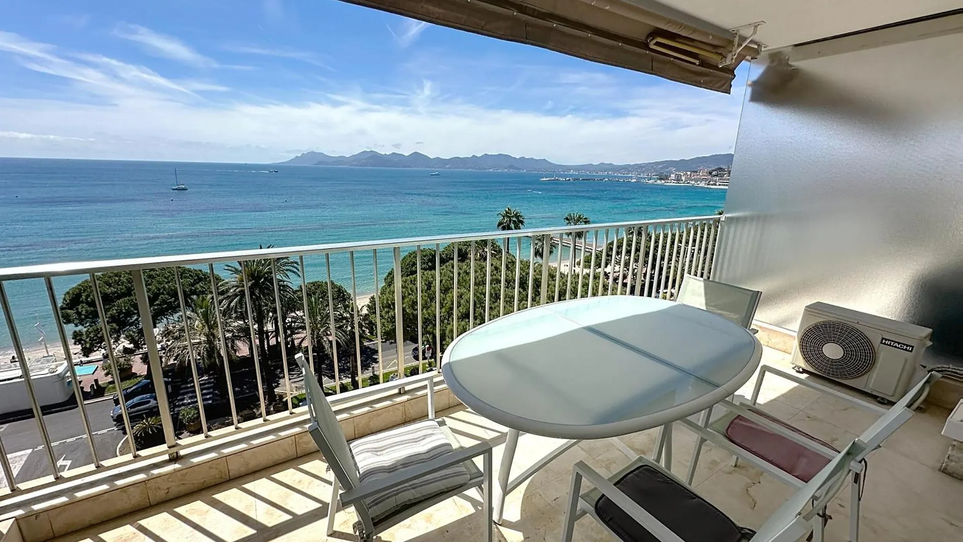 Beachfront 2-Bedroom Apartment With Balcony Cannes 0*,