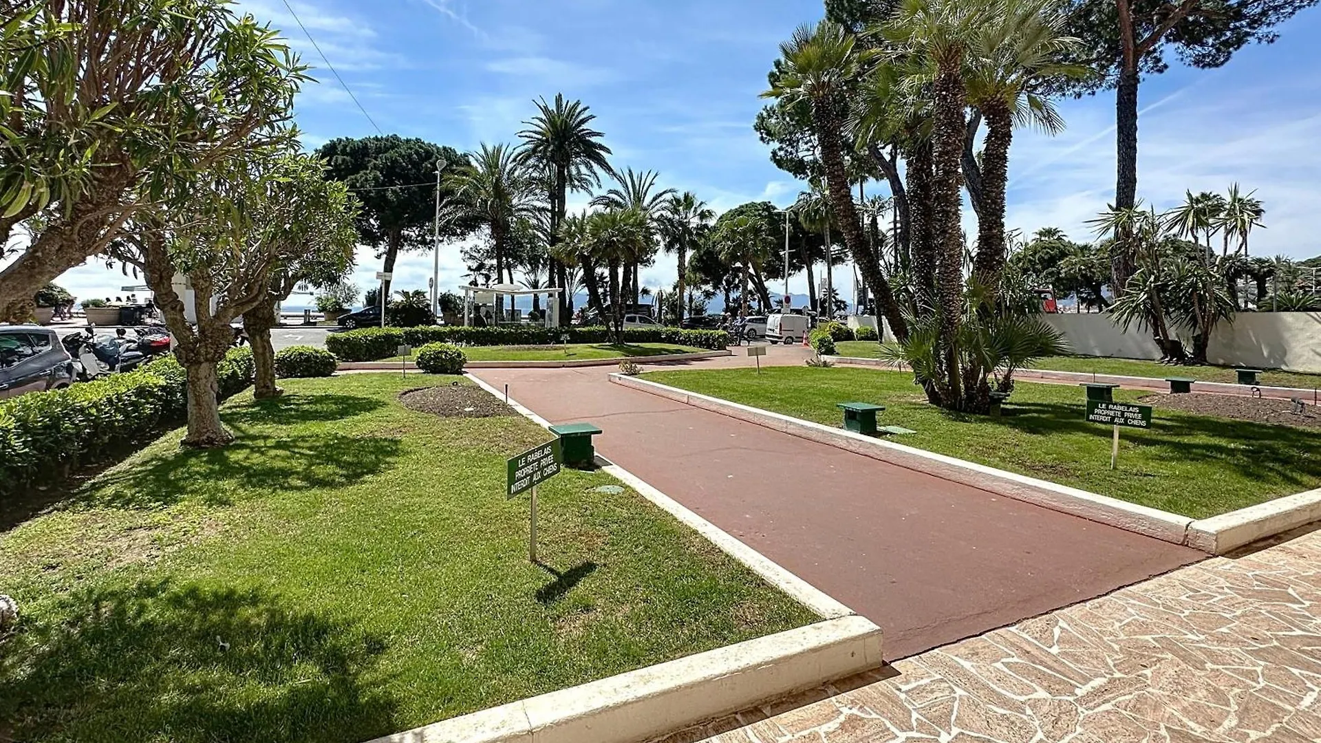 Beachfront 2-Bedroom Apartment With Balcony Cannes
