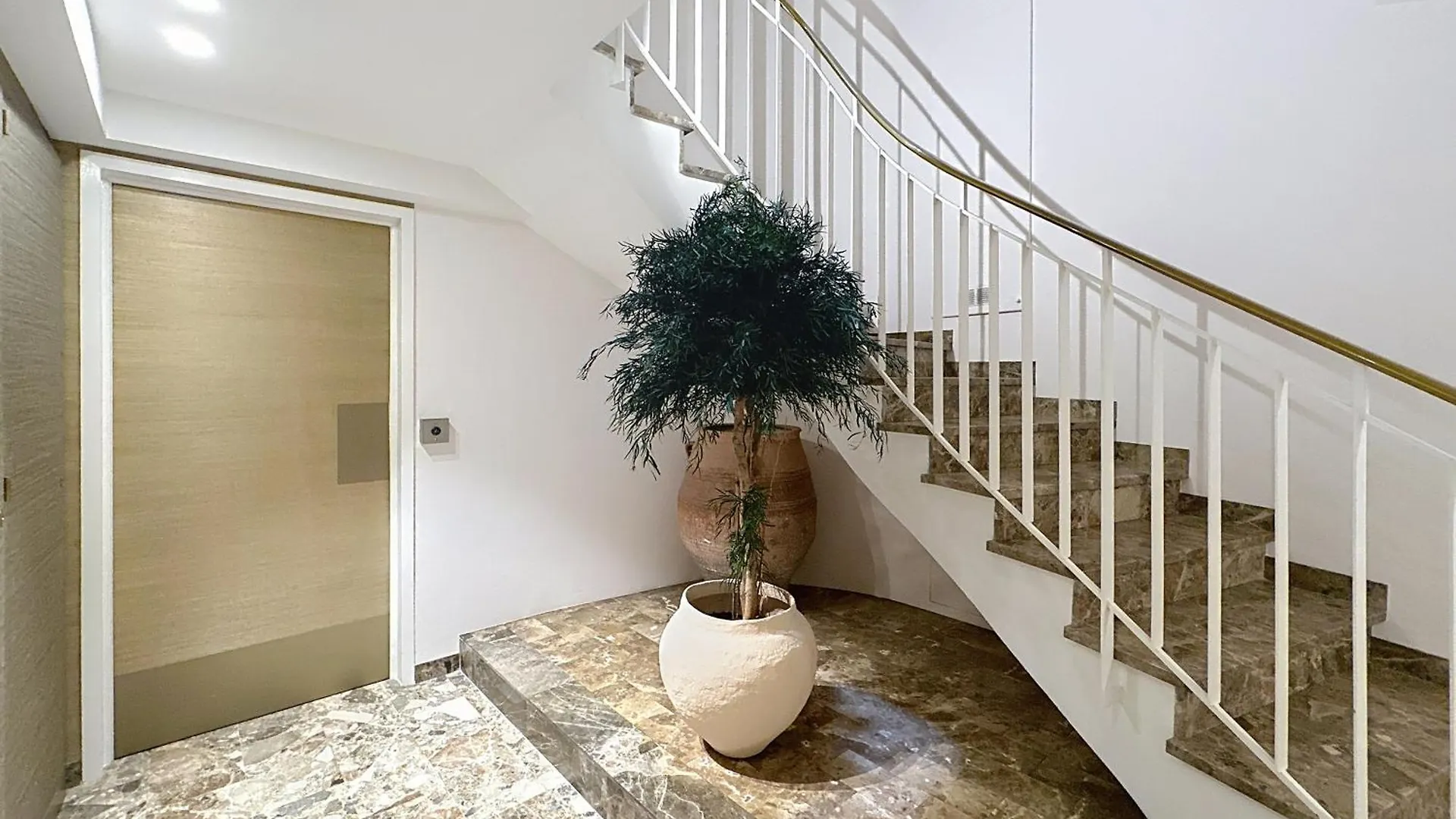 Beachfront 2-Bedroom Apartment With Balcony 戛纳 0*,