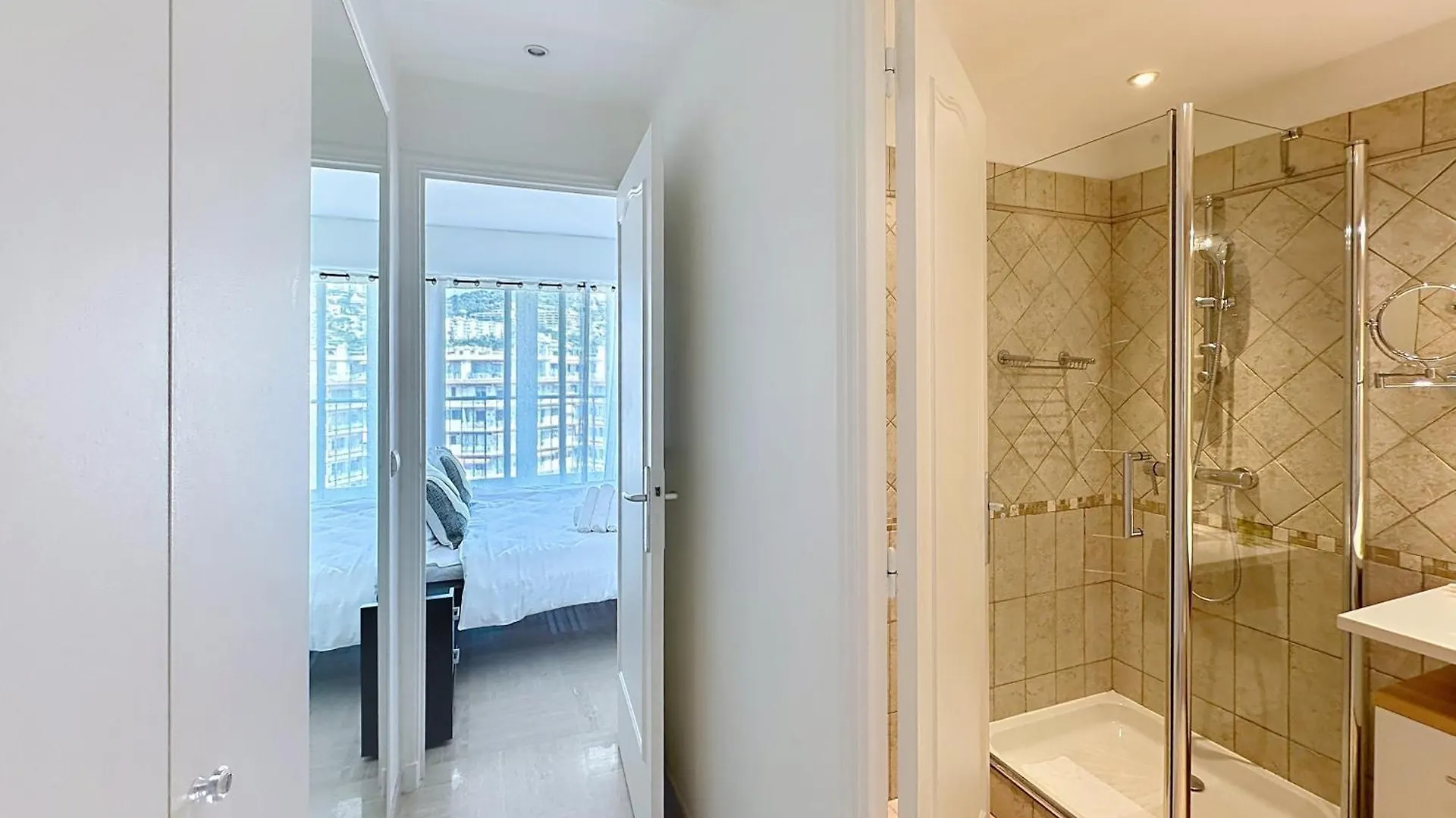 Beachfront 2-Bedroom Apartment With Balcony 戛纳